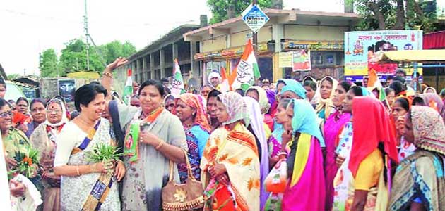 About 28% votes were cast in the morning as Chhattisgarh went to polls amid Maoist violence on Monday.