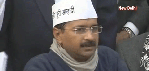 Arvind Kejriwal asking people if his party should form government in Delhi.