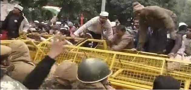 AAP supporters trying to break barricade at protest venue.