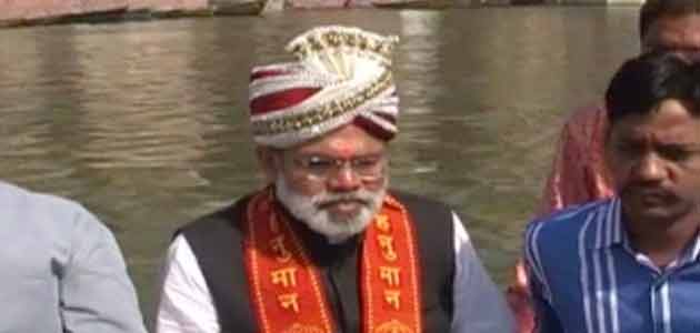 Abhinandan Pathak, a Modi lookalike, arrived in Varanasi on Holi to campaign for BJP PM candidate Narendra Modi.
