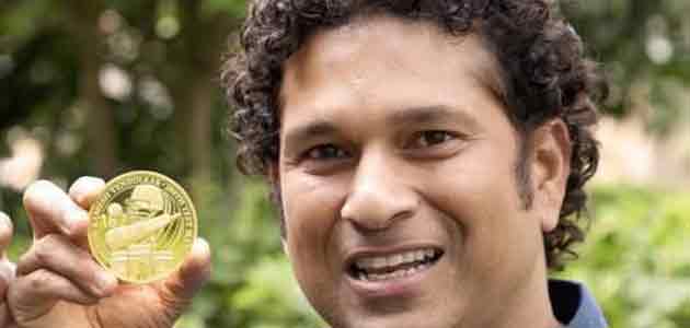 Sachin Tendulkar displays the gold coin as a mark of honour to him by East India Co.