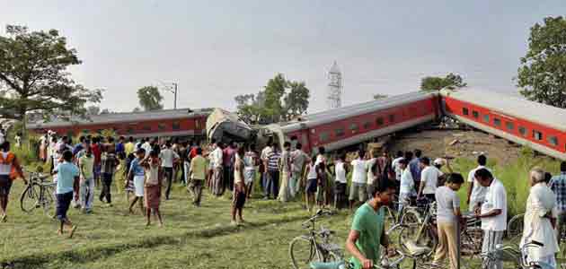 A Rajdhani Express derails at Chapra, killing four and injuring eight.