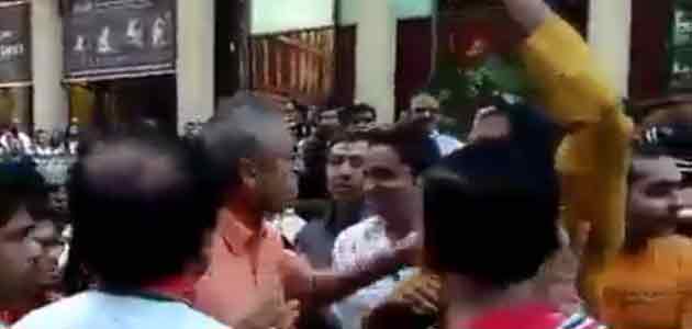 A video on Facebook shows the scuffle between senior journalist Rajdeep Sardesai and a fan of Narendra Modi at Madison Square ground in New York.