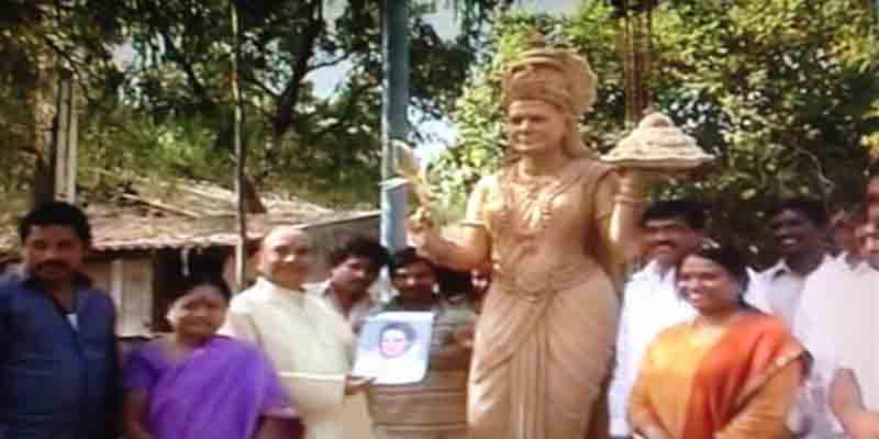 A temple for Sonia by a Congressman in Vijaywada. Exactly the kind of politics India needs to throw out in 2014.